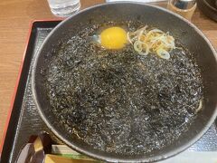 札幌駅に戻って駅そば。
花巻そばって初めて食べてみた。
海苔がのってるのが花巻そばらしい。
なんか真っ黒でつまらないので卵のせてみた。
なかなか海苔もいけるな。