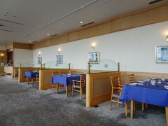 ホテル2階のリヴァージュというレストランへ。
レストラン内もリヴァージュという名にふさわしい配色です。