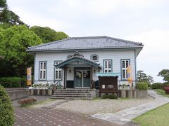 海辺の文学記念館という古い建物があったので入ってみました。
蒲郡クラシックホテルの元であった常盤館という名旅館、そしてそこに宿泊した文豪を忘れないようにと、常盤間と同じ時代に建てられた診療所を移築して記念館として開館したものです。
常磐館は文豪を無料で宿泊させて、小説に常盤館のことを記載してもらうという宣伝方法をとっていたため、いろいろな文豪が宿泊したのです。