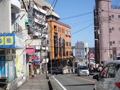 小田原駅で子供と別れて湯河原駅へ。
駅前の緩やかな下り坂を下っていくと今日の宿に着きます。
