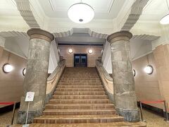 横浜情報文化センターは、日本大通りに面したレンガ造りの重厚感のある建物で、現在、日本新聞博物館と放送ライブラリーを中核として、多目的ホールやオフィススペースを備えた複合施設。

元は昭和4年(1929)に建てられた「横浜商工奨励館」で、関東大震災によって廃墟と化した横浜の復興事業として建設されました。建物は、近世復興式（近代的なルネッサンス様式）といわれる建築で、正面玄関から中央階段、3階貴賓室にかけて、東洋風デザインを特色とした建築物だそうです。