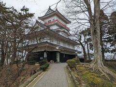 久保田城には、天守閣はありません。
こちらは、御隅櫓（おすみやぐら）です。
赤い欄干が何だかかわいい感じです。
上に登ったら、さらにいい景色が見れそうです。