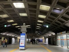 市庁駅から鐘路３街駅で３号線に乗り換え、
景福宮駅へ。