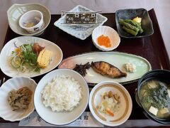 昨夜の夕食があまりにも美味しかったので、
すごく楽しみにしていた朝食。
期待通りとても美味しかった！
朝から北海道のアスパラやいくらまで。
お味噌汁にも海藻がたくさん入っています。