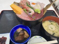 お店入口のメニューから選び　券売機でチケット購入です（現金です）
娘の小田原丼です（\1850）
新鮮で肉厚のお刺身、あじのつみれ汁、ホロホロのマグロ漬に
「おいしい」としか言葉が出てきません
（ごはんは酢飯ではありません）