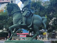 駅前の広場の中にある幸村公騎馬像