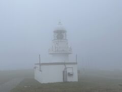 襟裳岬灯台も霧の中。