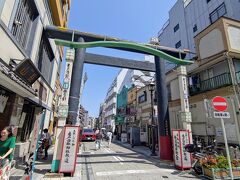 香取神社商店街を通って香取神社にも行ってみます。
鳥居が立っていて参道に商店街がある感じです。