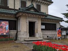 砺波郷土資料館が南口近くにあります。