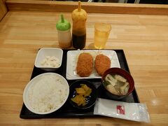 朝食摂らず朝寝坊だったのでランチ
昼はお気に入りの串鳥へ
もう無いけど当時のランチは凄かった
コロッケランチ
