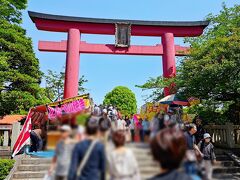 駅から徒歩15分ほどの亀戸天神社にやってきました。
今回一番の目的である藤の花を見るために！

ちょうど藤まつりをやっていて賑わってました。