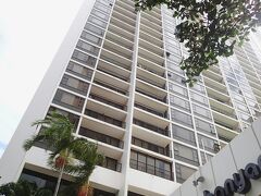 今回はDさま家御用達のWaikiki banyanに
4部屋に分れて滞在
私たちが最後着なので、先に滞在中の
Dパパママのお部屋　タワー１の３２階へ

エレベーター降りたらDママと甥子の声が＾＾
コインランドリーで何やらやってた笑

着替えさせてもらいDさま家のHawaii滞在時
定番インスタントラーメンに
海苔とお餅をいただきました♪