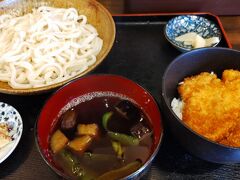 「らくぞう」のもりうどんとミニわらじかつ丼セット　おいしかったです。