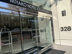 ロサンゼルス空港発の市内観光ツアーに参加し、帰りにホテルまで送っていただきました。
ロサンゼルス半日ツアーの旅行記はこちら！
https://4travel.jp/travelogue/11901160

今回は、リトルトーキョーにあるMIYAKO HOTELに泊まりました。