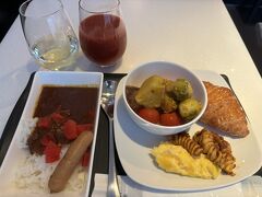 今回はシンガポール航空利用という事で、プライオリティパスでラウンジ利用を考えていましたが、JALステータスからのステータスマッチでUAのスターアライアンスゴールドを3ヶ月試せるとの事で申請しました。
ついでにマリオットのステータスからシンガポール航空のシルバーステータスへのステマもやってみました。

ANA国際線ラウンジ初潜入。
ANAもカレーあるのですね。味は美味しかったですがビーフには負けるかな～。
ラウンジにシャンパングラスとかワイングラス置いていないのですね。