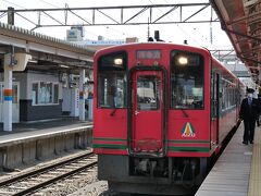 会津若松駅から今度はJRで喜多方へ。
列車はJRの列車ではなく、第三セクター・会津鉄道の車両でした。
リクライニング・シート、Wi-Fiも使えるとても快適な車両です。
車内はほぼ満席でした。