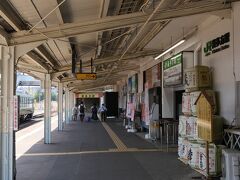 約20分で喜多方駅に到着。
喜多方は蔵の町。
地酒の樽が積み上げらえた風情のある駅です。
