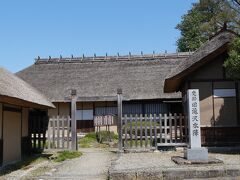 まずは飯盛山バス停から歩いて5分のところにある旧滝沢本陣へ。
当時はこのあたりの庄屋の家だったようですが、藩主も江戸に行くときなどはたびたびここで休息をとったことから、「本陣」になったようです。