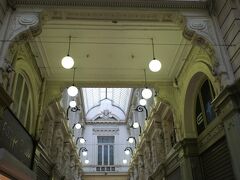 10時前には、まずお買いもの♪とご近所のデパート、INNOへ。
ホテルのすぐ近くにあったアーケードを通ってみることに。ギャラリーサンチュベールの小型版かな？　こちらは、あまりヒトがいないですね。
スーパーにも寄って、いろいろお土産の食品を買い込んだら、一度ホテルへ。近くて便利だ～♪