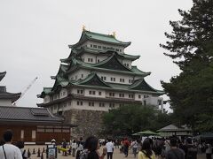 次は名古屋城へ。

ちょうど無料のガイドツアーの出発時間に到着したため、お願いすることにしました。