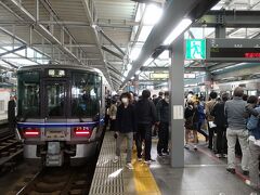 　「ハピラインふくい」の普通電車に乗って、１４時5１分に福井駅着。２両編成といえども超満員だったので、ホームは人で溢れました。
