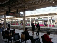 　ハピラインの駅となった武生駅をのぞくと、まだまだ数少ない、ピンク色の「ハピラインカラー」をまとった敦賀行きが入って来ました。
　これまた超満員で、福井駅では乗り切らなかった人もいるのでは？ 電車はもうこりごり、とならなければ良いけど…