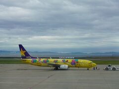 今回の旅の始まりはこちらから♪

神戸空港で　スカイマークのピカチュウジェットをお見送り

いってらっしゃーい！

