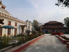 14日はカトマンズでのんびり予備日。
私はネパール国立博物館なる所に行ってみた。
国立と言いながら、とても静か。空いてるよ。
仏教やヒンズー教の神々の木像、絵画が何気なく展示してある。触っちゃうよ。
内部で写真を撮ると、別料金を取られるので、ケチ臭くなって、撮ってない。