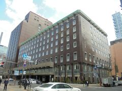 移動中、札幌グランドホテルが見えました。

1934年12月、北海道初の本格的洋式ホテルとして開業されたとのことなのでここでの宿泊も考えましたが小樽で泊まってみたいホテルが2軒もあったのでそちらを優先し、今回は外観を見ただけです。