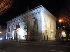 ホテルの向いに建つ旧三井銀行小樽支店。
明日内部見学予定。