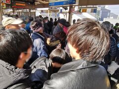 敦賀から福井までの電車が遅れてます
駅がすごい事に(@_@)
ホームに降りれずに
乗ってきた電車で待つ人も居ます

なんでこんなに人が多いの！