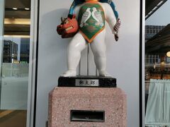 金沢駅に戻って来ました
噂の郵太郎ポストを発見
鼓門の出口と反対側にありました