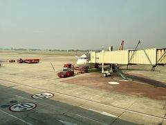 飛行機を降りるまで約1時間30分でチェンマイに到着です。