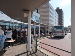 明日からGW。仕事が休みだったこともあり、前日の夕方、衝動的に思い立って、ひたち海浜公園のネモフィラを見に行くことにしました。
自宅最寄駅から始発電車を乗り継いで、8：24、JR勝田駅に到着しました。東口２番バス乗り場から8：32発の路線バスに乗り継ぐ予定でしたが、さすがネモフィラの見頃時期だけあります。臨時の直通シャトルバスが出ていて、臨時の切符売り場も設置されていました。バスは交通系ICカードは使えず、現金のみです。シャトルバスでも路線バスと同様に、下車時に現金でバス代を支払うこともできますが、ここでひたち海浜公園の入園料とバス代がセットになったチケットを購入することをおすすめします。代金的には90円しか安くならないのですが、混雑するひたち海浜公園に到着後、切符を購入せずに入園できるメリットは大きいと思います。