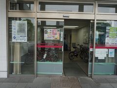 駅内にあった観光案内所で街中の地図を入手、自転車も借りることにしました