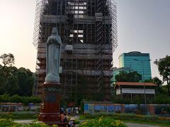 通りを歩いてサイゴン大教会を見に行きましたが残念ながら改修工事中でした。