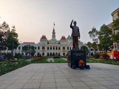 ベトナムを統一に導いた故ホー・チ・ミン主席の銅像です。

花が絶えず今でのその人気が伺えます
