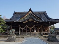 江戸時代が始まったばかりの1604年に射水郡水戸田の密蔵寺から分霊され、熊野宮と称したのが神社の始まりです。加久彌神社・関野神社・高岡神社の3社を合わせて関野三社と呼ばれていたものが、1806年に三社共に現在地に遷座し、同一の境内で祀られています。