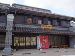 旧富山銀行本店前の高岡御車山会館に入場します。