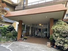 エントランス。
昭和の香が漂います。
こちらの宿、地震で温泉が枯れてしまって、現在は地下水を沸かしているそう。