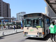 弘前駅からバスで弘前城へ向かいます。
弘前さくらまつり期間は弘前駅⇔弘前城のピストン便がありとても便利。
運賃は100円と100円循環バスと同額