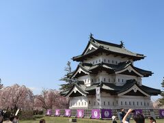 弘前城天守閣は石垣改修工事中につき本丸の中央部に移設されています