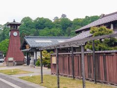 時鐘の後方に越前大野城…