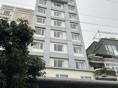 空港で娘と合流、両替（20,000円）をすませ、ホテルまではGrabで移動です。
Grabアプリは日本でインストールして、カードの登録まで済ませてます。（ここまでしておいた方が良い…とネットに書いてあったので(笑)）
私たち夫婦のツアーで決まっていたサニー３ホテルへ、ここは旧市街から離れてますが、結局どこかに移動する交通機関はほぼタクシーなので離れていても問題ないかと思います。口コミを見ると周辺は何もないとありますがホテルを左に出てすぐの大通りを左に向かうと食事のできるお店もたくさんあり、ウィンマート？（後ほど紹介します）っていうコンビニもあり、まったく不便はなかったです。