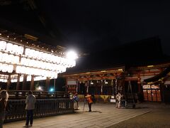 八坂神社の境内を通ってホテルへ帰ります。
