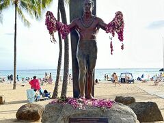 ワイキキビーチのデュークカハナモク像も記念撮影する観光客がたくさんいた！
まあ、自分もそのうちの一人やけど…