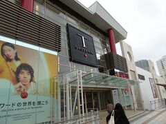 ゆいレールに揺られて、おもろまち駅へ。那覇からレンタカー会社までバスで行って・・　より、ゆいレールで行ったほうがだいぶ早いのでは　と思います。（電車代はかかりますが）