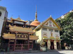 龍山寺を出て向かい側をみると、こちらには仏教寺院。シャカ・ムニ・ブッダガヤ寺院という名前で、1927年にタイからの僧によって建立された。

左側の門は閉まっていて入れず、右側の白い建物から入る。