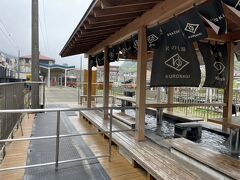 宇奈月温泉周辺を散策。駅のホームには足湯があります。改札内と改札外の両方からアクセスできます。