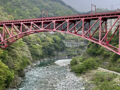 人専用の旧山彦橋から、新山彦橋を眺めていると、